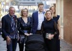 Noordwijk 28 oktober 2021
Boekrpresentatie van Erica Meiland in de winkel van Montana. Aanwezig Martien Meiland Maxime Meiland met claire en Vive. Ook Montana en haar vriend Dirk Hoogstraten zijn er natuurlijk. Erica geeft het boek dat geschreven is door Jan Dijkgraaf aan haar 92 jarige moeder.