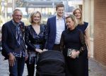 Noordwijk 28 oktober 2021
Boekrpresentatie van Erica Meiland in de winkel van Montana. Aanwezig Martien Meiland Maxime Meiland met claire en Vive. Ook Montana en haar vriend Dirk Hoogstraten zijn er natuurlijk. Erica geeft het boek dat geschreven is door Jan Dijkgraaf aan haar 92 jarige moeder.