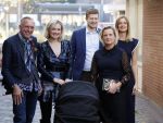 Noordwijk 28 oktober 2021
Boekrpresentatie van Erica Meiland in de winkel van Montana. Aanwezig Martien Meiland Maxime Meiland met claire en Vive. Ook Montana en haar vriend Dirk Hoogstraten zijn er natuurlijk. Erica geeft het boek dat geschreven is door Jan Dijkgraaf aan haar 92 jarige moeder.