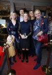 Noordwijk 28 oktober 2021
Boekrpresentatie van Erica Meiland in de winkel van Montana. Aanwezig Martien Meiland Maxime Meiland met claire en Vive. Ook Montana en haar vriend Dirk Hoogstraten zijn er natuurlijk. Erica geeft het boek dat geschreven is door Jan Dijkgraaf aan haar 92 jarige moeder.