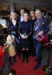 Noordwijk 28 oktober 2021
Boekrpresentatie van Erica Meiland in de winkel van Montana. Aanwezig Martien Meiland Maxime Meiland met claire en Vive. Ook Montana en haar vriend Dirk Hoogstraten zijn er natuurlijk. Erica geeft het boek dat geschreven is door Jan Dijkgraaf aan haar 92 jarige moeder.