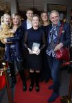 Noordwijk 28 oktober 2021
Boekrpresentatie van Erica Meiland in de winkel van Montana. Aanwezig Martien Meiland Maxime Meiland met claire en Vive. Ook Montana en haar vriend Dirk Hoogstraten zijn er natuurlijk. Erica geeft het boek dat geschreven is door Jan Dijkgraaf aan haar 92 jarige moeder.