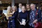 Noordwijk 28 oktober 2021
Boekrpresentatie van Erica Meiland in de winkel van Montana. Aanwezig Martien Meiland Maxime Meiland met claire en Vive. Ook Montana en haar vriend Dirk Hoogstraten zijn er natuurlijk. Erica geeft het boek dat geschreven is door Jan Dijkgraaf aan haar 92 jarige moeder.