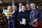 Noordwijk 28 oktober 2021
Boekrpresentatie van Erica Meiland in de winkel van Montana. Aanwezig Martien Meiland Maxime Meiland met claire en Vive. Ook Montana en haar vriend Dirk Hoogstraten zijn er natuurlijk. Erica geeft het boek dat geschreven is door Jan Dijkgraaf aan haar 92 jarige moeder.