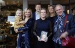 Noordwijk 28 oktober 2021
Boekrpresentatie van Erica Meiland in de winkel van Montana. Aanwezig Martien Meiland Maxime Meiland met claire en Vive. Ook Montana en haar vriend Dirk Hoogstraten zijn er natuurlijk. Erica geeft het boek dat geschreven is door Jan Dijkgraaf aan haar 92 jarige moeder.