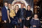 Noordwijk 28 oktober 2021
Boekrpresentatie van Erica Meiland in de winkel van Montana. Aanwezig Martien Meiland Maxime Meiland met claire en Vive. Ook Montana en haar vriend Dirk Hoogstraten zijn er natuurlijk. Erica geeft het boek dat geschreven is door Jan Dijkgraaf aan haar 92 jarige moeder.
