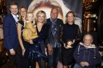 Noordwijk 28 oktober 2021
Boekrpresentatie van Erica Meiland in de winkel van Montana. Aanwezig Martien Meiland Maxime Meiland met claire en Vive. Ook Montana en haar vriend Dirk Hoogstraten zijn er natuurlijk. Erica geeft het boek dat geschreven is door Jan Dijkgraaf aan haar 92 jarige moeder.