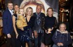 Noordwijk 28 oktober 2021
Boekrpresentatie van Erica Meiland in de winkel van Montana. Aanwezig Martien Meiland Maxime Meiland met claire en Vive. Ook Montana en haar vriend Dirk Hoogstraten zijn er natuurlijk. Erica geeft het boek dat geschreven is door Jan Dijkgraaf aan haar 92 jarige moeder.