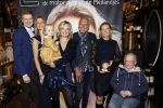 Noordwijk 28 oktober 2021
Boekrpresentatie van Erica Meiland in de winkel van Montana. Aanwezig Martien Meiland Maxime Meiland met claire en Vive. Ook Montana en haar vriend Dirk Hoogstraten zijn er natuurlijk. Erica geeft het boek dat geschreven is door Jan Dijkgraaf aan haar 92 jarige moeder.