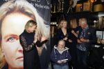 Noordwijk 28 oktober 2021
Boekrpresentatie van Erica Meiland in de winkel van Montana. Aanwezig Martien Meiland Maxime Meiland met claire en Vive. Ook Montana en haar vriend Dirk Hoogstraten zijn er natuurlijk. Erica geeft het boek dat geschreven is door Jan Dijkgraaf aan haar 92 jarige moeder.