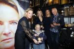Noordwijk 28 oktober 2021
Boekrpresentatie van Erica Meiland in de winkel van Montana. Aanwezig Martien Meiland Maxime Meiland met claire en Vive. Ook Montana en haar vriend Dirk Hoogstraten zijn er natuurlijk. Erica geeft het boek dat geschreven is door Jan Dijkgraaf aan haar 92 jarige moeder.
