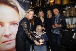 Noordwijk 28 oktober 2021
Boekrpresentatie van Erica Meiland in de winkel van Montana. Aanwezig Martien Meiland Maxime Meiland met claire en Vive. Ook Montana en haar vriend Dirk Hoogstraten zijn er natuurlijk. Erica geeft het boek dat geschreven is door Jan Dijkgraaf aan haar 92 jarige moeder.