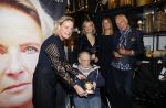 Noordwijk 28 oktober 2021
Boekrpresentatie van Erica Meiland in de winkel van Montana. Aanwezig Martien Meiland Maxime Meiland met claire en Vive. Ook Montana en haar vriend Dirk Hoogstraten zijn er natuurlijk. Erica geeft het boek dat geschreven is door Jan Dijkgraaf aan haar 92 jarige moeder.