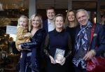 Noordwijk 28 oktober 2021
Boekrpresentatie van Erica Meiland in de winkel van Montana. Aanwezig Martien Meiland Maxime Meiland met claire en Vive. Ook Montana en haar vriend Dirk Hoogstraten zijn er natuurlijk. Erica geeft het boek dat geschreven is door Jan Dijkgraaf aan haar 92 jarige moeder.