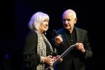 Amsterdam 24 oktober 2021
Willeke Alberti krijgt de blijvend applaus prijs in de kleine  Komedie. Zoon Johnny de Mol is ook aanwezig. Frits Spits reikt de prijs uit