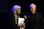 Amsterdam 24 oktober 2021
Willeke Alberti krijgt de blijvend applaus prijs in de kleine  Komedie. Zoon Johnny de Mol is ook aanwezig. Frits Spits reikt de prijs uit