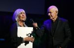 Amsterdam 24 oktober 2021
Willeke Alberti krijgt de blijvend applaus prijs in de kleine  Komedie. Zoon Johnny de Mol is ook aanwezig. Frits Spits reikt de prijs uit