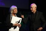 Amsterdam 24 oktober 2021
Willeke Alberti krijgt de blijvend applaus prijs in de kleine  Komedie. Zoon Johnny de Mol is ook aanwezig. Frits Spits reikt de prijs uit