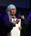 Amsterdam 24 oktober 2021
Willeke Alberti krijgt de blijvend applaus prijs in de kleine  Komedie. Zoon Johnny de Mol is ook aanwezig. Frits Spits reikt de prijs uit