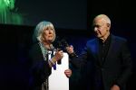 Amsterdam 24 oktober 2021
Willeke Alberti krijgt de blijvend applaus prijs in de kleine  Komedie. Zoon Johnny de Mol is ook aanwezig. Frits Spits reikt de prijs uit