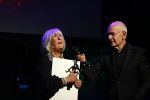 Amsterdam 24 oktober 2021
Willeke Alberti krijgt de blijvend applaus prijs in de kleine  Komedie. Zoon Johnny de Mol is ook aanwezig. Frits Spits reikt de prijs uit