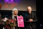Amsterdam 24 oktober 2021
Willeke Alberti krijgt de blijvend applaus prijs in de kleine  Komedie. Zoon Johnny de Mol is ook aanwezig. Frits Spits reikt de prijs uit