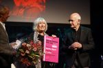 Amsterdam 24 oktober 2021
Willeke Alberti krijgt de blijvend applaus prijs in de kleine  Komedie. Zoon Johnny de Mol is ook aanwezig. Frits Spits reikt de prijs uit