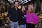 Amsterdam 30 oktober 2021
Boekpresentatie Jim bakkum in hotel Krasnapolsy.
Jim reikt het eerste boek uit aan zijn kinderen. Ook zijn vrouw Bettina Holwerda is natuurlijk aanwezig. Froukje de Both kwam met haar dochter Emma en partner Jordy