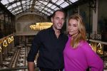 Amsterdam 30 oktober 2021
Boekpresentatie Jim bakkum in hotel Krasnapolsy.
Jim reikt het eerste boek uit aan zijn kinderen. Ook zijn vrouw Bettina Holwerda is natuurlijk aanwezig. Froukje de Both kwam met haar dochter Emma en partner Jordy