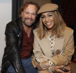 Amsterdam 30 oktober 2021
Boekpresentatie Jim bakkum in hotel Krasnapolsy.
Jim reikt het eerste boek uit aan zijn kinderen. Ook zijn vrouw Bettina Holwerda is natuurlijk aanwezig. Glennis Grace en Carlo Boszhard