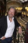 Amsterdam 30 oktober 2021
Boekpresentatie Jim bakkum in hotel Krasnapolsy.
Jim reikt het eerste boek uit aan zijn kinderen. Ook zijn vrouw Bettina Holwerda is natuurlijk aanwezig. Henk jan Smit kweam met zijn vrouw