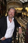 Amsterdam 30 oktober 2021
Boekpresentatie Jim bakkum in hotel Krasnapolsy.
Jim reikt het eerste boek uit aan zijn kinderen. Ook zijn vrouw Bettina Holwerda is natuurlijk aanwezig. Henk jan Smit kweam met zijn vrouw