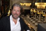 Amsterdam 30 oktober 2021
Boekpresentatie Jim bakkum in hotel Krasnapolsy.
Jim reikt het eerste boek uit aan zijn kinderen. Ook zijn vrouw Bettina Holwerda is natuurlijk aanwezig. Henk jan Smit kweam met zijn vrouw