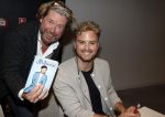 Amsterdam 30 oktober 2021
Boekpresentatie Jim bakkum in hotel Krasnapolsy.
Jim reikt het eerste boek uit aan zijn kinderen. Ook zijn vrouw Bettina Holwerda is natuurlijk aanwezig. Henk jan Smit kweam met zijn vrouw