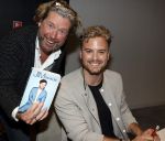 Amsterdam 30 oktober 2021
Boekpresentatie Jim bakkum in hotel Krasnapolsy.
Jim reikt het eerste boek uit aan zijn kinderen. Ook zijn vrouw Bettina Holwerda is natuurlijk aanwezig. Henk jan Smit kweam met zijn vrouw