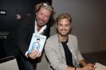 Amsterdam 30 oktober 2021
Boekpresentatie Jim bakkum in hotel Krasnapolsy.
Jim reikt het eerste boek uit aan zijn kinderen. Ook zijn vrouw Bettina Holwerda is natuurlijk aanwezig. Henk jan Smit kweam met zijn vrouw