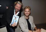 Amsterdam 30 oktober 2021
Boekpresentatie Jim bakkum in hotel Krasnapolsy.
Jim reikt het eerste boek uit aan zijn kinderen. Ook zijn vrouw Bettina Holwerda is natuurlijk aanwezig. Henk jan Smit kweam met zijn vrouw