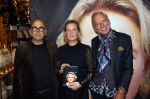 Noordwijk 28 oktober 2021
Boekrpresentatie van Erica Meiland in de winkel van Montana. Aanwezig Martien Meiland Maxime Meiland met claire en Vive. Ook Montana en haar vriend Dirk Hoogstraten zijn er natuurlijk. Erica geeft het boek dat geschreven is door Jan Dijkgraaf aan haar 92 jarige moeder.