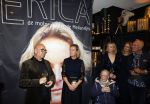 Noordwijk 28 oktober 2021
Boekrpresentatie van Erica Meiland in de winkel van Montana. Aanwezig Martien Meiland Maxime Meiland met claire en Vive. Ook Montana en haar vriend Dirk Hoogstraten zijn er natuurlijk. Erica geeft het boek dat geschreven is door Jan Dijkgraaf aan haar 92 jarige moeder.