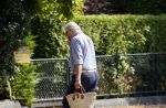 Amsterdam 9 septmber 2021
Jeroen Krabbe gaat met zijn Biro naar zijn zoon Martijn Krabbe