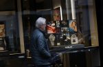 Amsterdam 27 oktober 2021
Jeroen Krabbe doet boodschappen op de pc hooftstraat en rijdt daarna met zijn Biro karretje naar huis