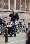 Amsterdam 27 oktober 2021
Jet v Nieuwkerk wandelend door amsterdam achter de kinderwagen met daarin haar zoontje Frenkie