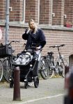 Amsterdam 27 oktober 2021
Jet v Nieuwkerk wandelend door amsterdam achter de kinderwagen met daarin haar zoontje Frenkie