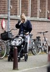 Amsterdam 27 oktober 2021
Jet v Nieuwkerk wandelend door amsterdam achter de kinderwagen met daarin haar zoontje Frenkie
