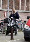 Amsterdam 27 oktober 2021
Jet v Nieuwkerk wandelend door amsterdam achter de kinderwagen met daarin haar zoontje Frenkie