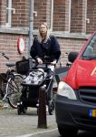 Amsterdam 27 oktober 2021
Jet v Nieuwkerk wandelend door amsterdam achter de kinderwagen met daarin haar zoontje Frenkie