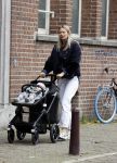 Amsterdam 27 oktober 2021
Jet v Nieuwkerk wandelend door amsterdam achter de kinderwagen met daarin haar zoontje Frenkie