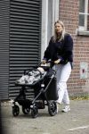Amsterdam 27 oktober 2021
Jet v Nieuwkerk wandelend door amsterdam achter de kinderwagen met daarin haar zoontje Frenkie