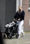 Amsterdam 27 oktober 2021
Jet v Nieuwkerk wandelend door amsterdam achter de kinderwagen met daarin haar zoontje Frenkie