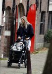 Amsterdam 27 oktober 2021
Jet v Nieuwkerk wandelend door amsterdam achter de kinderwagen met daarin haar zoontje Frenkie